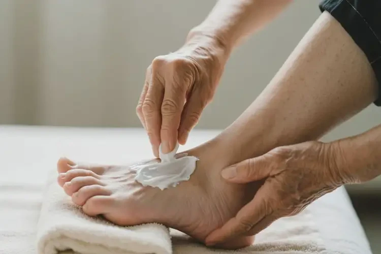 高齡老人腳上長(zhǎng)濕疹不管它會(huì)自己好嗎(圖1)