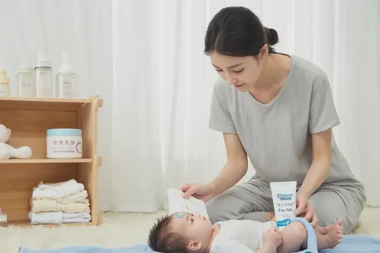 嬰幼兒脖子上偶爾起濕疹不管它會自己好嗎(圖1)