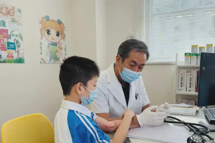 小學(xué)生手臂上容易起濕疹不管它會自己好嗎(圖1)