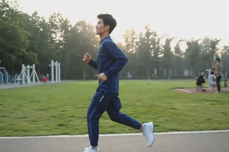 大學(xué)生腳上長濕疹不管它會自己痊愈嗎(圖1)