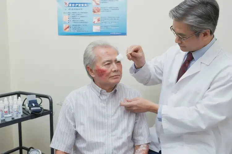 老年人脖子起濕疹不管它會自己痊愈嗎(圖3)