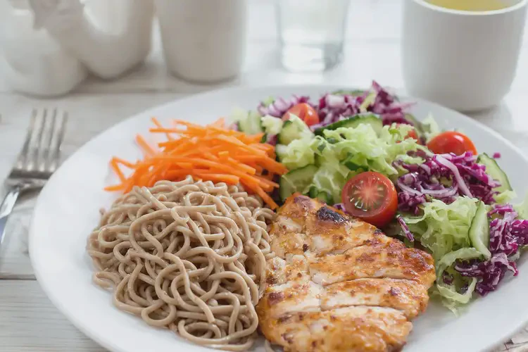 中老年人糖尿病早晨能吃鸡胸肉荞麦面沙拉吗(图2)