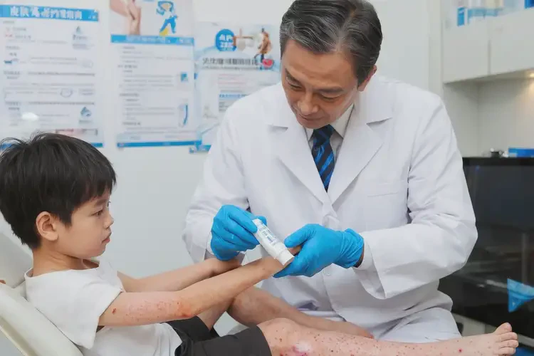 少兒身上容易起濕疹不管它會自己好嗎(圖1)