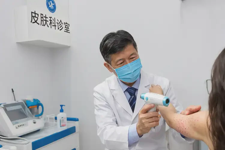 女生肚子上經(jīng)常起濕疹能徹底自愈嗎(圖2)