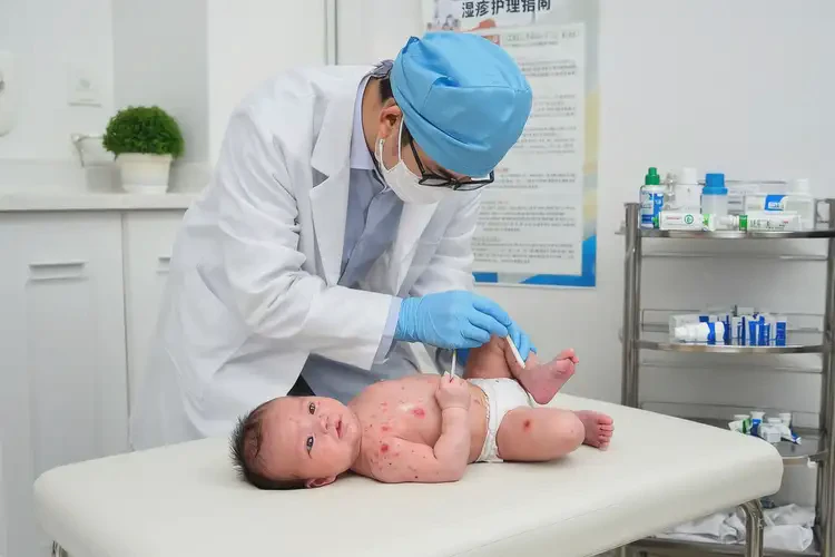 新生兒小腿上偶爾起濕疹不管它會自己自愈嗎(圖1)