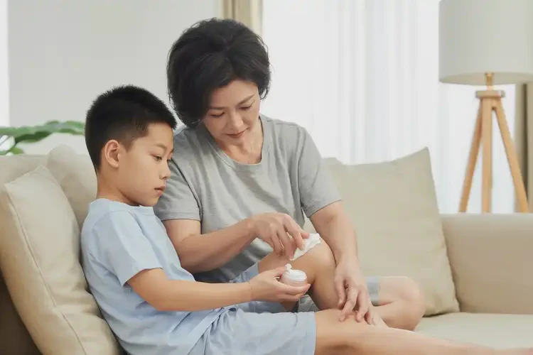 小儿大腿上偶尔起湿疹不管它会自己好吗(图2)