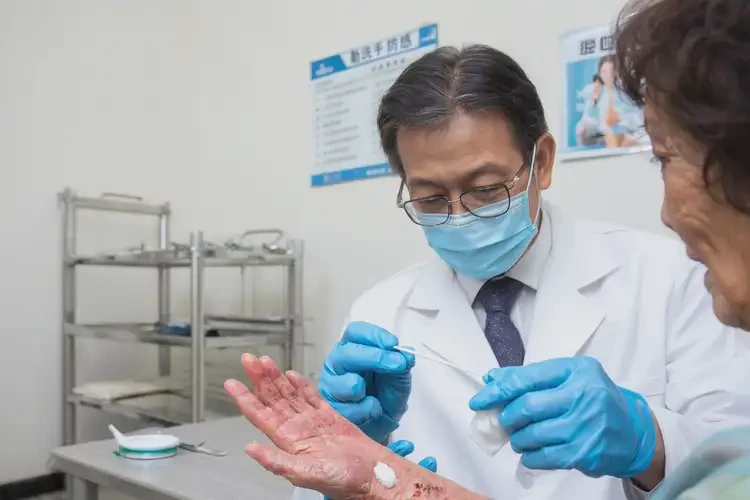 老年人手上經(jīng)常長濕疹不管它會(huì)自己痊愈嗎(圖3)