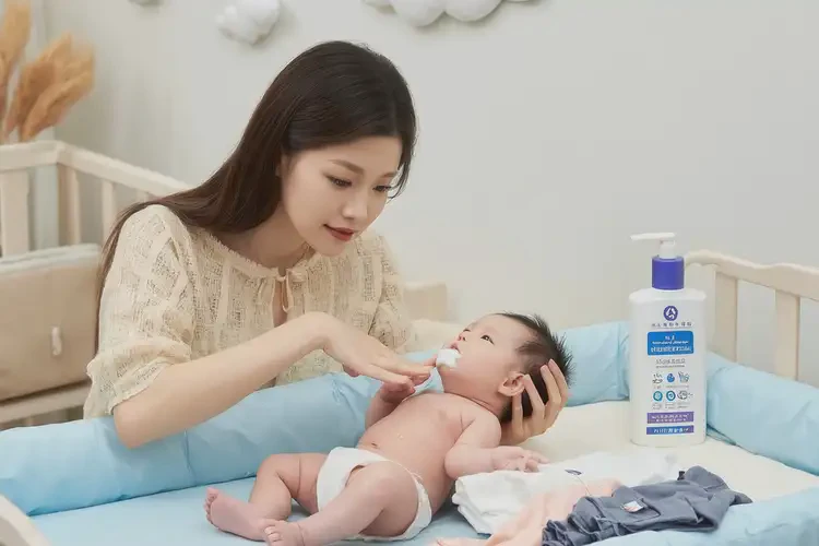 新生兒面部起濕疹能夠徹底治愈嗎(圖2)