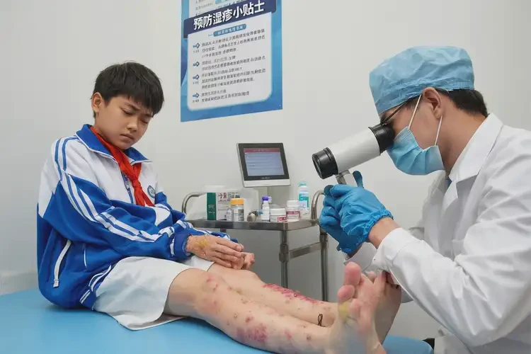 中學生小腿上長濕疹不管它會自己自愈嗎(圖3)