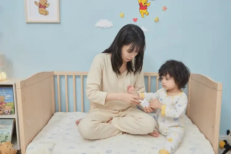 幼兒腳上偶爾起濕疹能夠徹底治愈嗎(圖2)