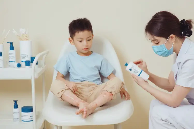 孩子小腿上經(jīng)常長濕疹不管它會自己好嗎(圖2)