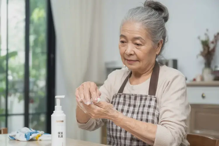 老年人手上偶爾起濕疹不管它會自己痊愈嗎(圖2)