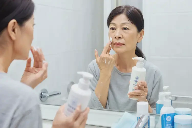 女性臉上出濕疹不管它會(huì)自己自愈嗎(圖2)