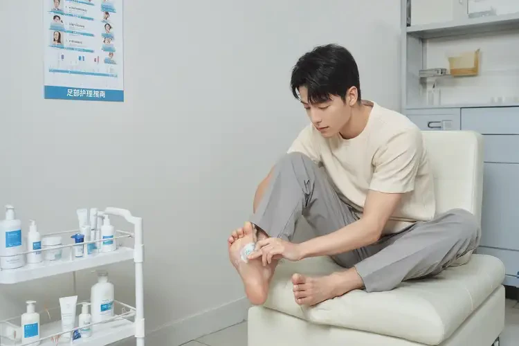 青年人腳上容易起濕疹能夠徹底治愈嗎(圖2)