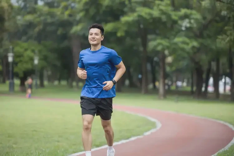 青年人手臂上容易長濕疹能夠徹底治愈嗎(圖1)