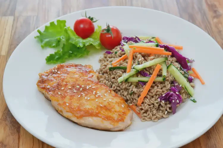 中老年人糖尿病早晨能吃鸡胸肉荞麦面沙拉吗(图1)