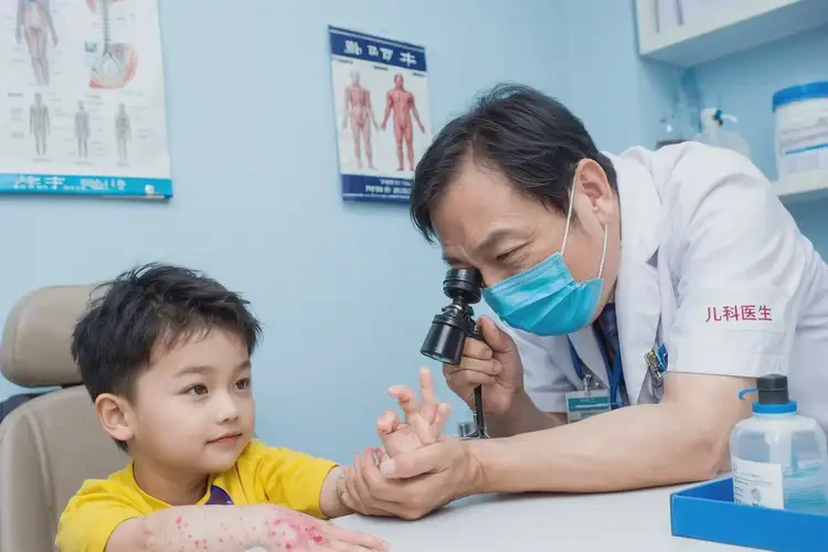 孩子手上偶尔长湿疹不管它会自己痊愈吗(图3)