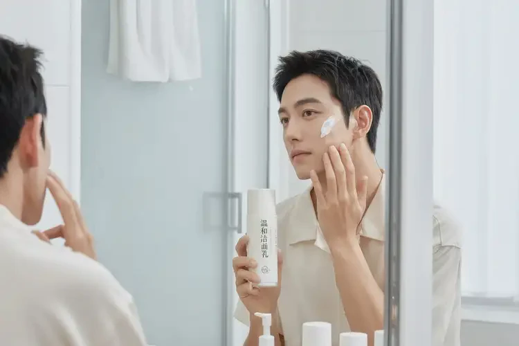 青年人面部出現(xiàn)濕疹不管它會(huì)自己好嗎(圖1)