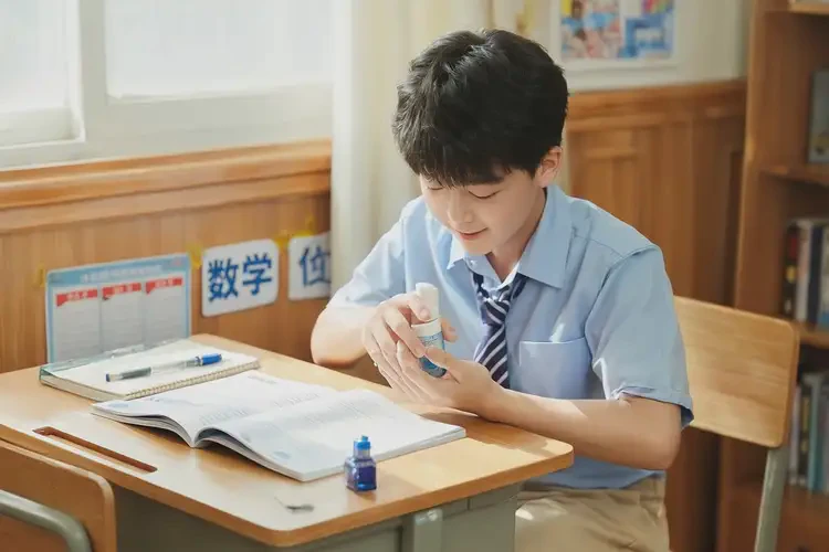 中学生脚上经常长湿疹不管它会自己痊愈吗(图1)