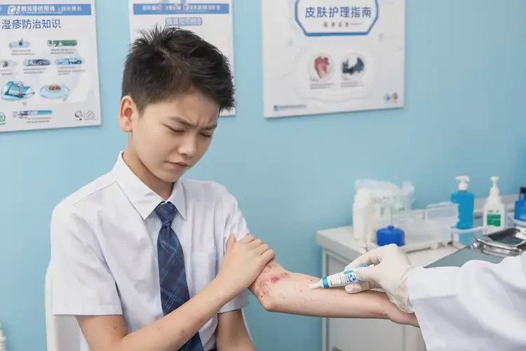 青少年手臂上起濕疹能夠徹底治愈嗎(圖3)