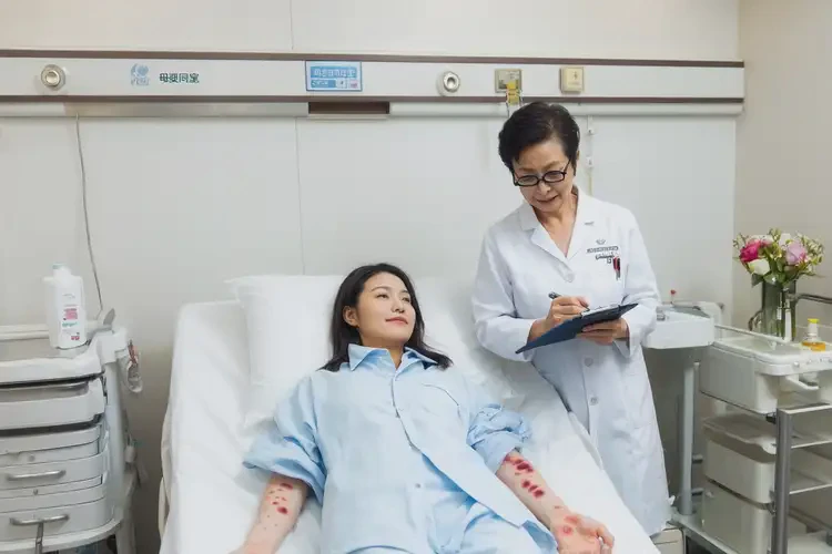 產(chǎn)婦手臂上出現(xiàn)濕疹不管它會(huì)自己痊愈嗎(圖1)