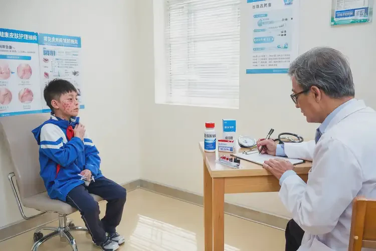 中學生脖子上偶爾起濕疹能夠徹底治愈嗎(圖1)