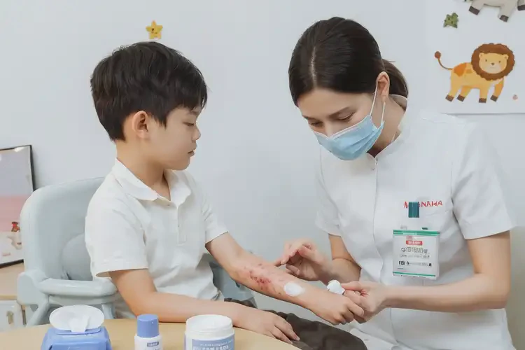 少兒手臂上出濕疹不管它會(huì)自己好嗎(圖2)