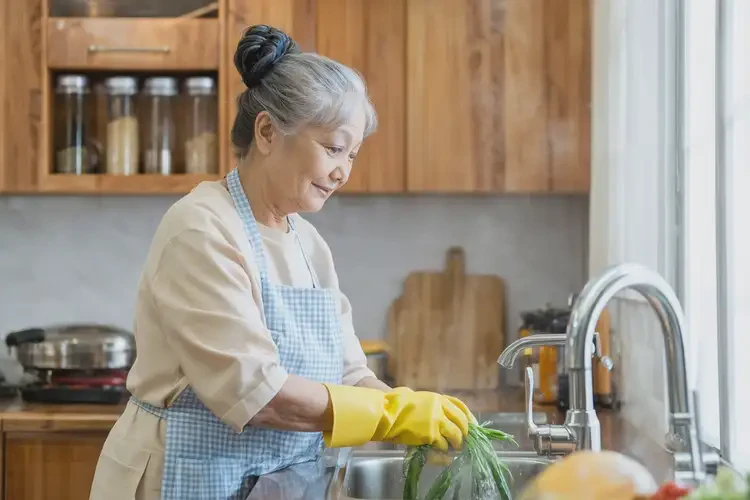 老年人手上容易起濕疹不管它會自己好嗎(圖1)