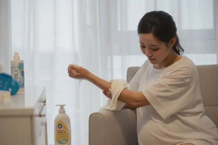 產(chǎn)婦手臂上偶爾長(zhǎng)濕疹可以徹底自愈嗎(圖3)