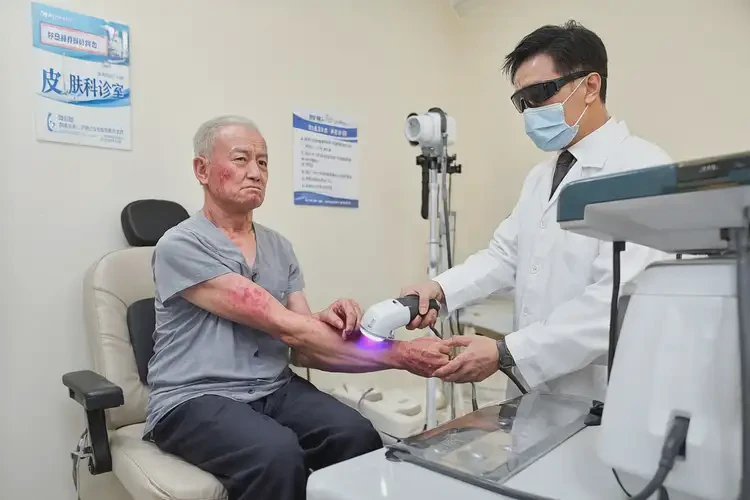 老人四肢有濕疹能夠徹底治愈嗎(圖1)