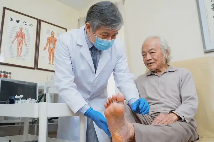 老年人腳上有濕疹不管它會(huì)自己痊愈嗎(圖1)