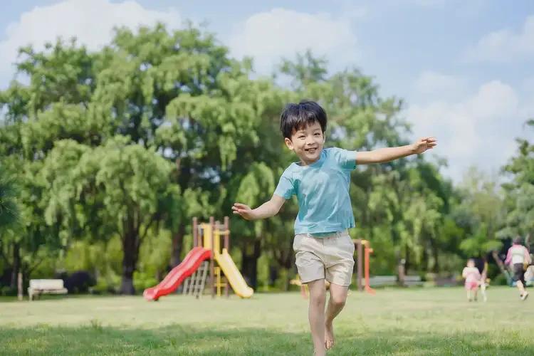 孩子脖子上容易起濕疹能靠自己自愈嗎(圖1)