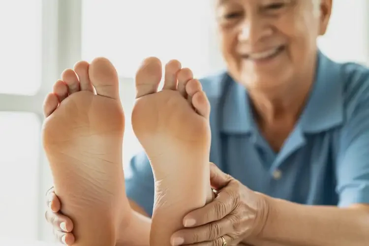 高龄老人脚上偶尔长湿疹能够彻底治愈吗(图1)