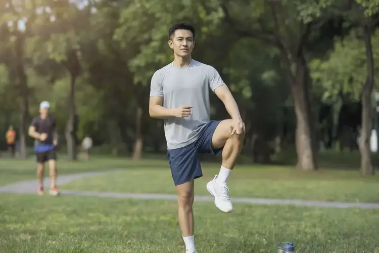 青年人小腿上容易起湿疹不管它会自己好吗(图1)