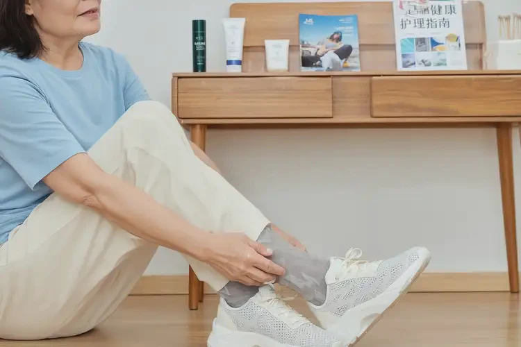 女人腳上經(jīng)常起濕疹能夠徹底治愈嗎(圖2)