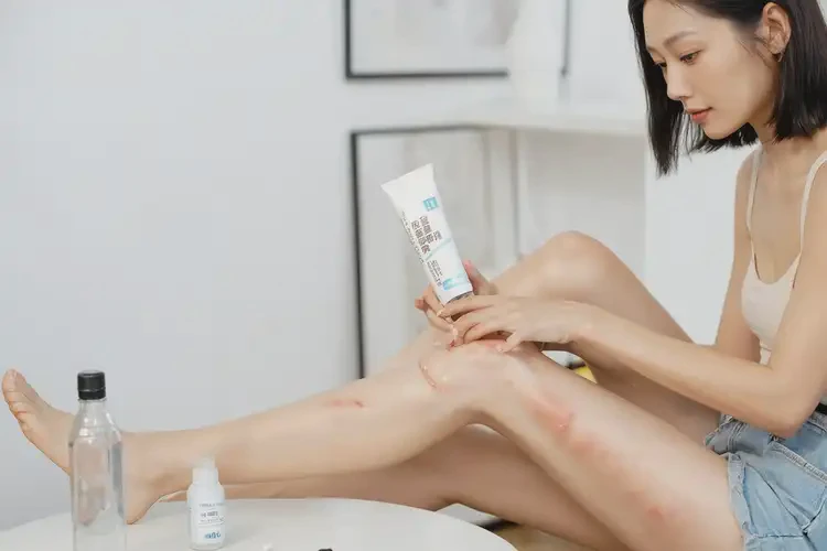 女生小腿上出現(xiàn)濕疹能夠徹底治愈嗎(圖3)