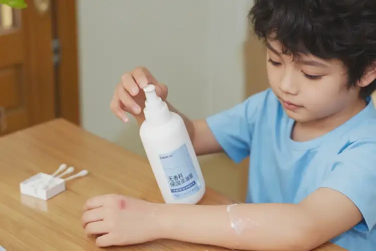 小兒手臂上出現(xiàn)濕疹能靠自己自愈嗎(圖2)