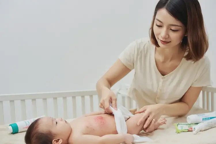 新生兒肚子出現(xiàn)濕疹可不可以徹底自愈(圖3)