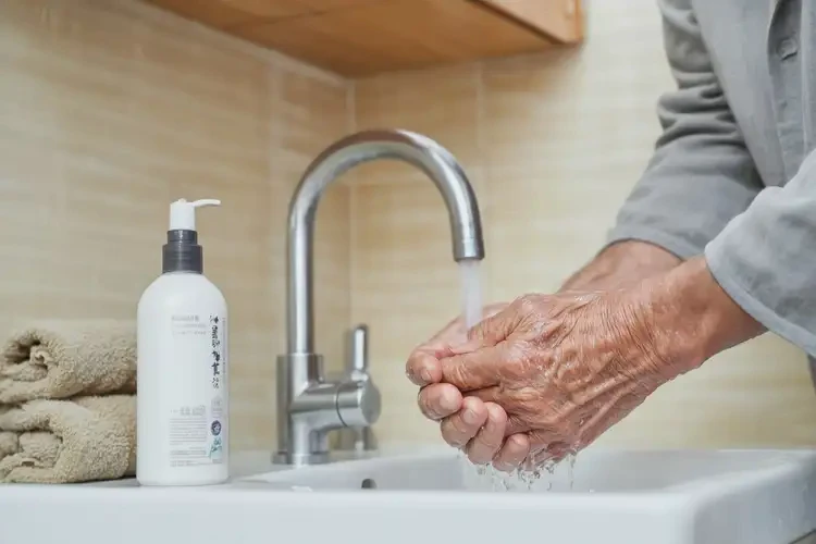 高齡老人手上容易長濕疹能徹底自愈嗎(圖3)