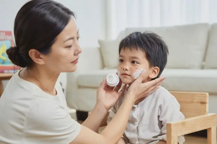 小孩面部偶爾起濕疹不管它會自己好嗎(圖2)