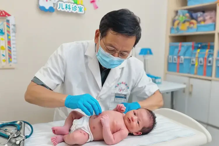 新生儿大腿上偶尔起湿疹能靠自己自愈吗(图1)