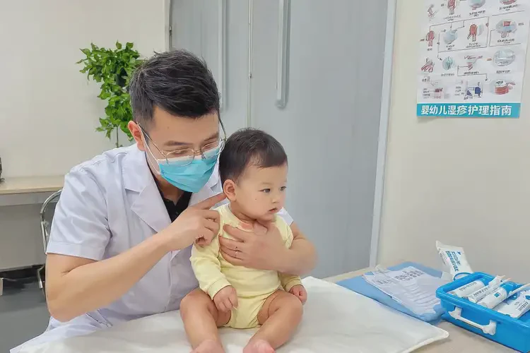 寶寶脖子長濕疹可不可以徹底自愈(圖1)