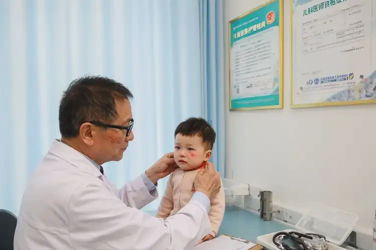 宝宝脖子上容易长湿疹能彻底自愈吗(图2)