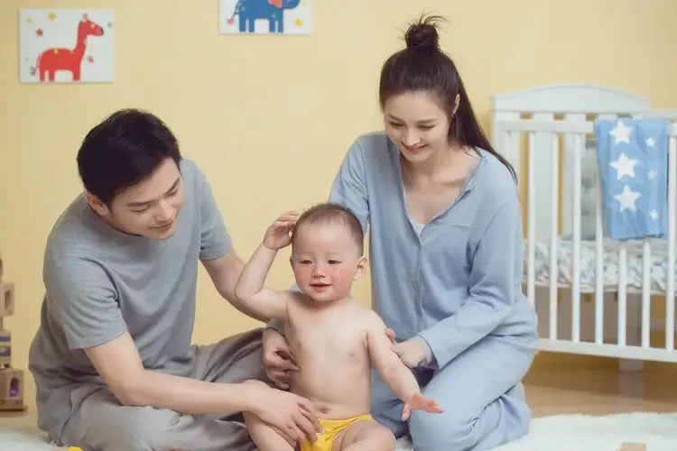 新生兒臉上有濕疹能徹底自愈嗎(圖1)