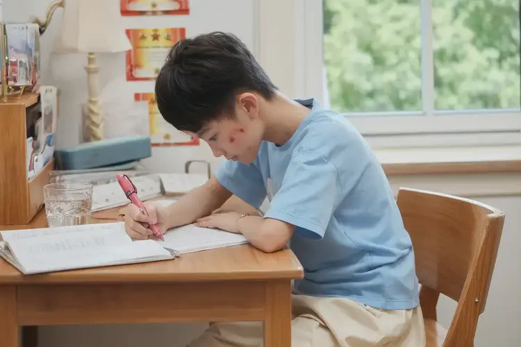 小學(xué)生手上出現(xiàn)濕疹不管它會自己痊愈嗎(圖1)