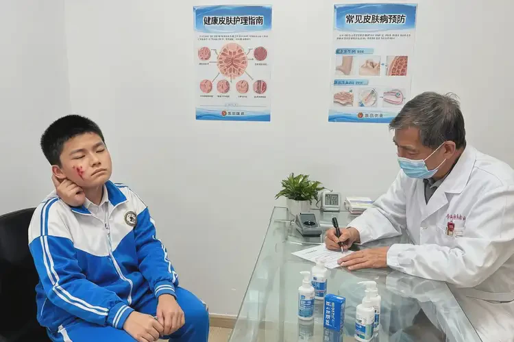 中學生脖子上偶爾起濕疹能夠徹底治愈嗎(圖2)