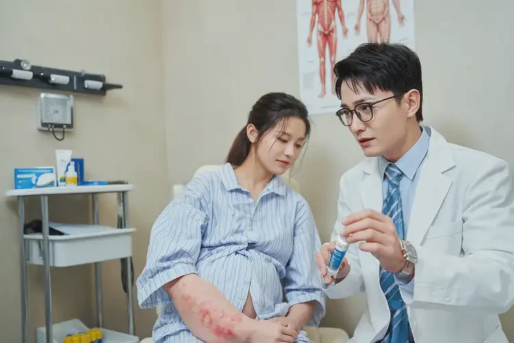 產(chǎn)婦手臂經(jīng)常長(zhǎng)濕疹能靠自己自愈嗎(圖1)