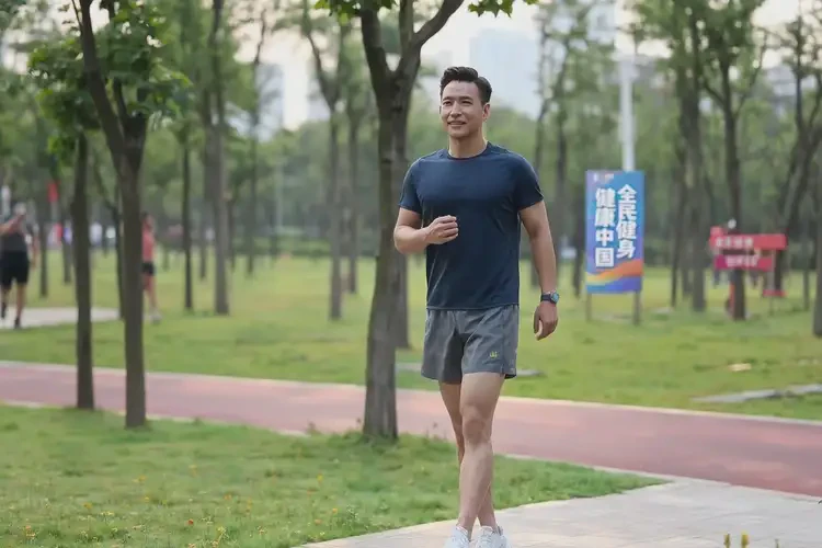 男生腳上有濕疹不管它會自己自愈嗎(圖1)