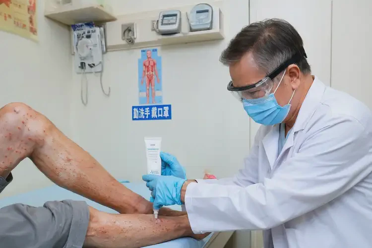 高齡老人小腿上經(jīng)常長濕疹能不能徹底自愈(圖3)