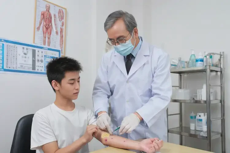 大学生身上长湿疹不管它会自己痊愈吗(图1)